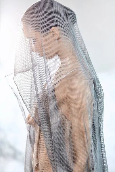 Ballerina mit perfektem Körper und romantischem Netzkleid tanzt im Studio. — Stockfoto