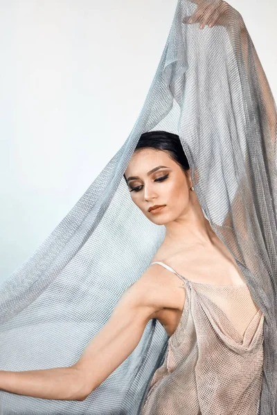 Bela bailarina dançando com um véu voador isolado em branco — Fotografia de Stock