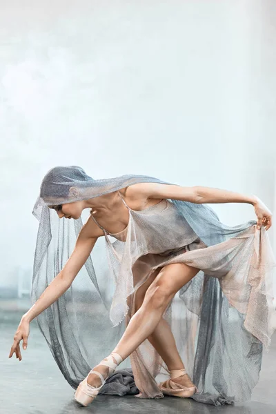 Allenamento di danza. Beaty e la grazia di ballerina di balletto professionista femminile sulla scena. — Foto Stock