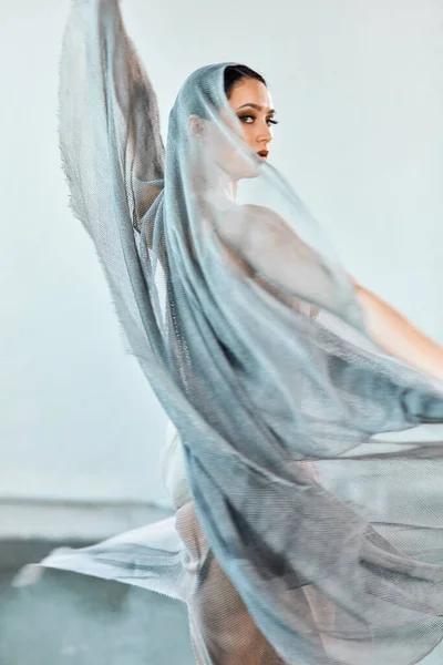 Flexible ballet dancer stretching in the dark lighted studio — Stock Photo, Image