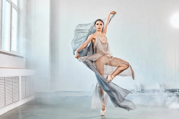 Ballerina di danza femminile con tessuto bianco fluente. Forme di flusso e movimento. — Foto Stock