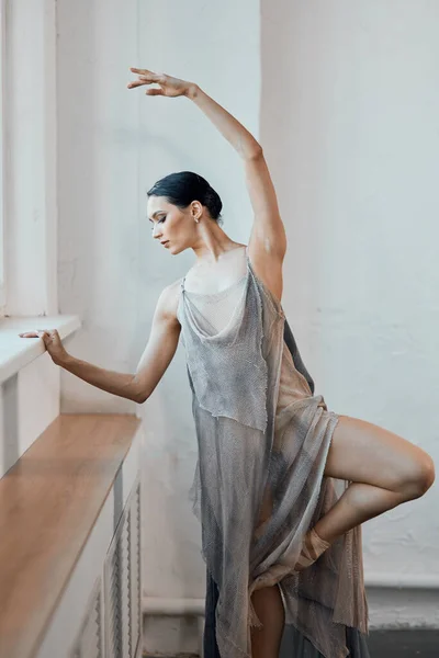 Bailarina em vestido cênico de voile arejado trabalhando no corredor vazio . — Fotografia de Stock
