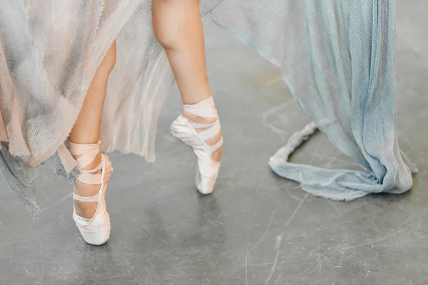 Vista de perto da bailarina elegante em pé sobre os dedos dos pés em pointes — Fotografia de Stock