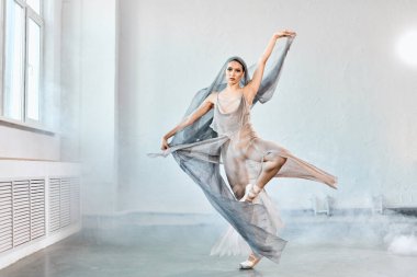 Beyaz kumaşlı kadın balerin. Şekiller ve hareket.