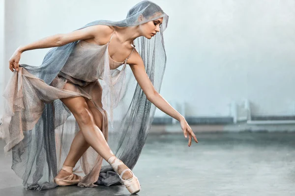 Allenamento di danza. Beaty e la grazia di ballerina di balletto professionista femminile sulla scena. — Foto Stock