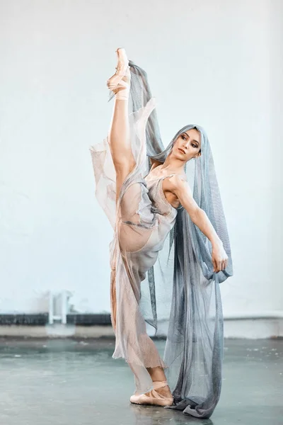 Ballerina dressed in scenic dress, is dancing in the studio. Body ballet and Art — Stock Photo, Image