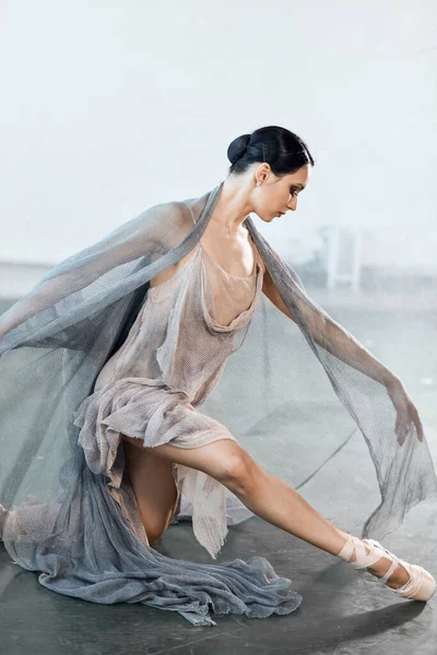 Μπαλαρίνα ντυμένη με γραφικό φόρεμα, χορεύει στο στούντιο. Μπαλέτο σώματος και τέχνης — Φωτογραφία Αρχείου