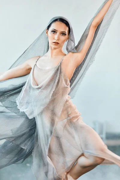 Bella giovane ballerina sul palco con armonia, movimenti di forma del corpo — Foto Stock