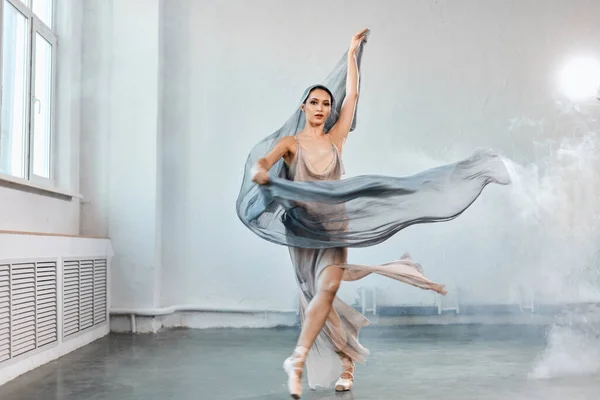 Bailarina de ballet femenina con tejido fluido blanco. Formas de flujo y movimiento . — Foto de Stock