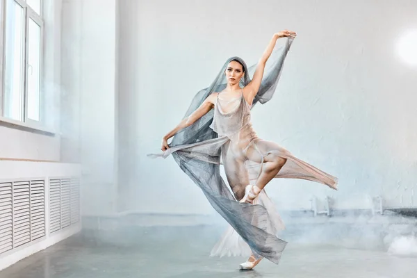 Female ballet dancer with white flowing fabric. Flow shapes and movement. — Stock Photo, Image