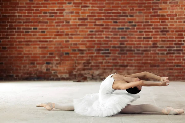 Jeune danseuse de ballet pliant le dos tout en effectuant des fentes — Photo