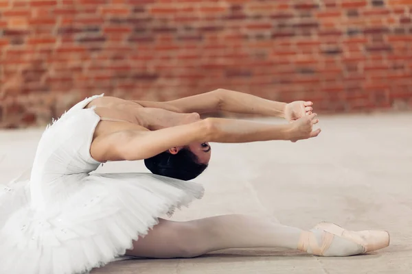 Danseur avec une flexibilité irréelle passer du temps en studio — Photo