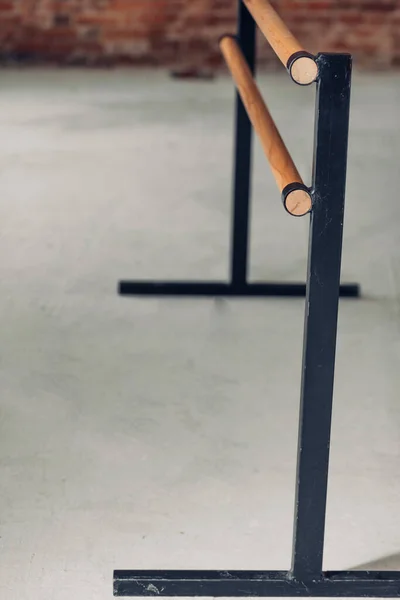 Handrail in the Studio. Interior of an empty modern dance hall. — Stock Photo, Image