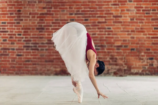 Impresionante bailarina aprendiendo a estar de puntillas — Foto de Stock