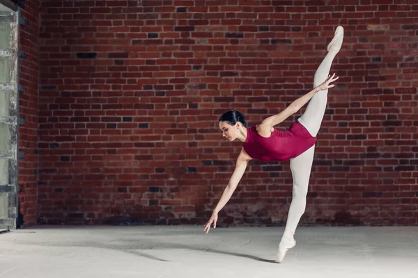 Magnifique flexible fille faire debout splits sur le fond loft — Photo