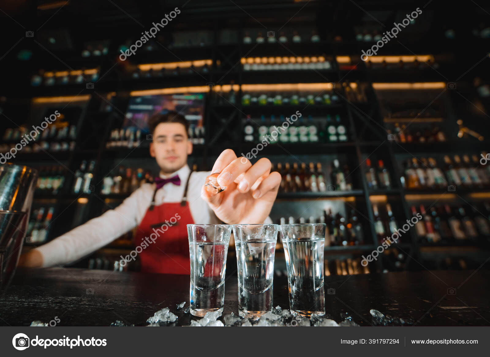 https://st4.depositphotos.com/13768208/39179/i/1600/depositphotos_391797294-stock-photo-american-bartender-calling-order-night.jpg