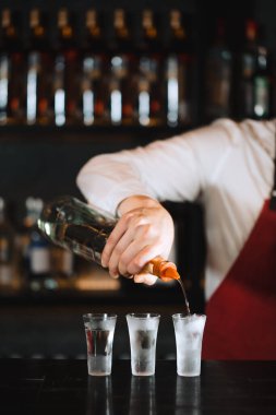 Amerikalı barmen arıyor. Gece hayatı, alkol içecekleri, lüks gece kulüpleri..