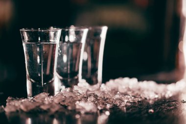 Bardaki buz kırıntıları üzerinde votka olan üç temiz kısa bardak..