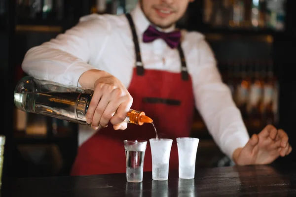 American bartender calling order. Night Life, alcohol drinks, luxury night club. — Stock Photo, Image