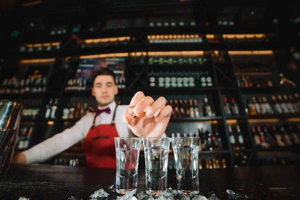 Amerikanischer Barkeeper, der Ordnung ruft. Nachtleben, Alkoholgetränke, Luxus-Nachtclub. — Stockfoto