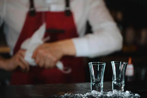 Τρία καθαρά ποτήρια με βότκα πάνω σε ψίχουλα στο μπαρ.. — Φωτογραφία Αρχείου