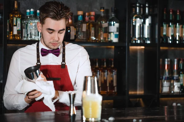 Barda duran barmen, havluyla bardakları temizliyor. — Stok fotoğraf