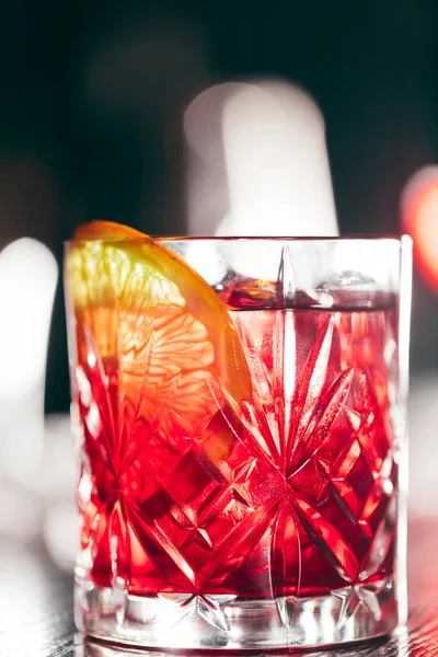 Bulanık restoran arka planında kırmızı cam karışımı izole edilmiş..