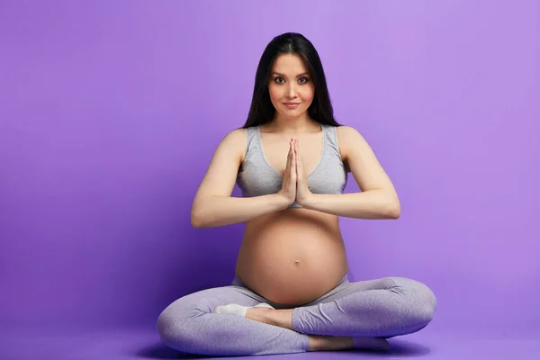 Пренатальне тренування для привабливої щасливої вагітної жінки, що практикує йогу — стокове фото