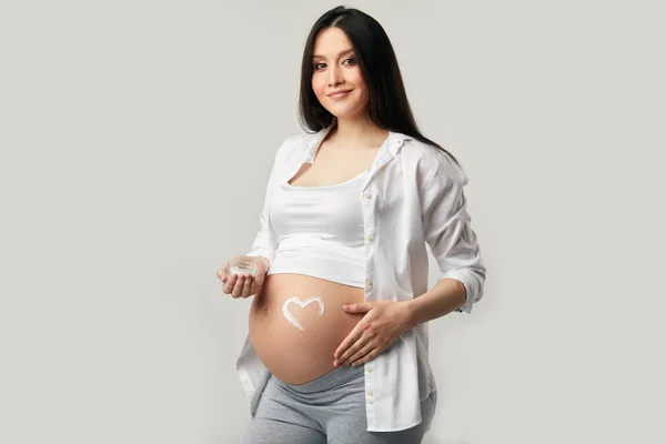 O femeie gravidă cu 9 luni de așteptări interesante în urmă, își ține burtica — Fotografie, imagine de stoc