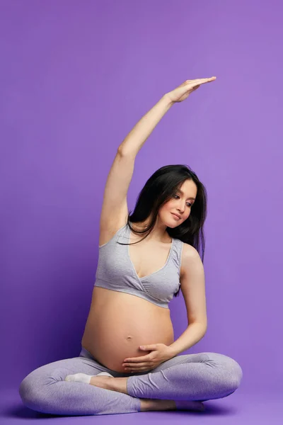Femeie gravidă care practică yoga prenatală, pregătind corpul pentru nașterea naturală — Fotografie, imagine de stoc