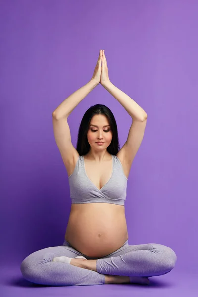 Femeia gravidă meditează în interior în yoga. Femeia care se bucură de meditație . — Fotografie, imagine de stoc