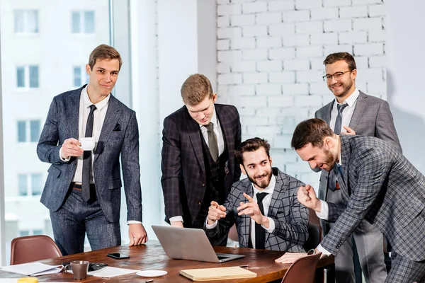 Grupo de empresários têm discussão ativa no escritório moderno — Fotografia de Stock