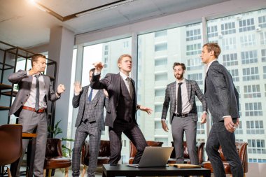 Dans eden iş adamları