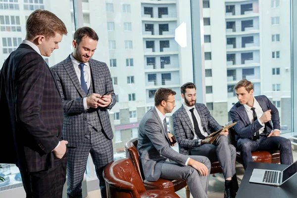 Empresários realizar conferência — Fotografia de Stock