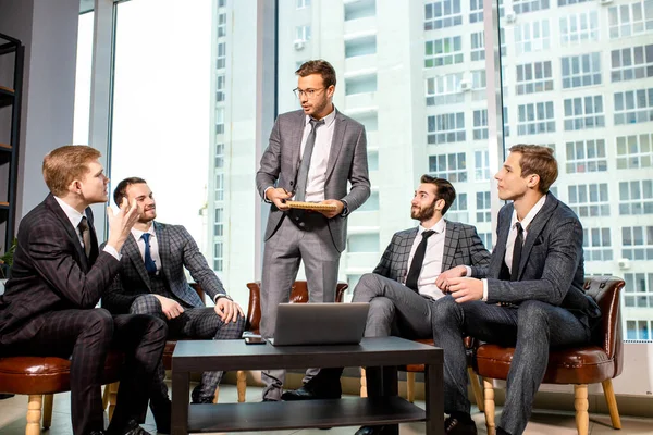 Jovem gerente ou chefe conversar com colegas de trabalho — Fotografia de Stock