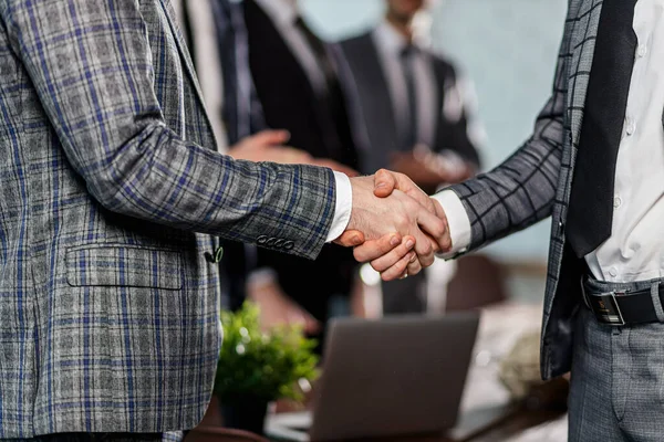 Крупным планом бизнесменов, пожимающих руки — стоковое фото
