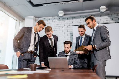 Genç beyaz adamlar iş toplantısı için bir araya geldiler.