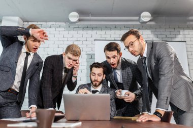 İş adamları ofiste beyin fırtınası yapıyor.