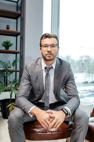 Hombre de negocios caucásico de confianza moderna en la oficina — Foto de Stock