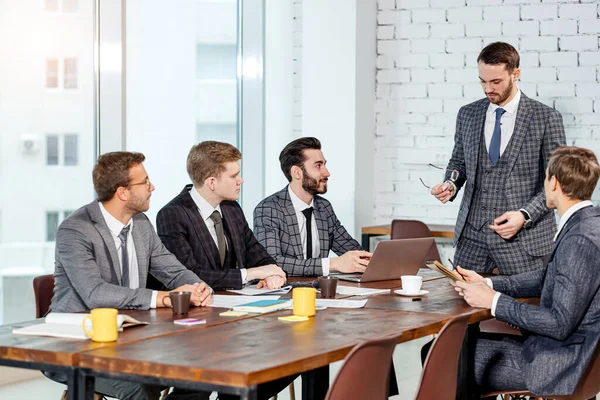 Liderazgo y concepto de negocio. equipo de negocios en la oficina —  Fotos de Stock