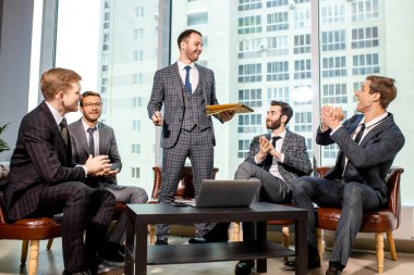 İş ve liderlik kavramı. İş adamlarının takım çalışması