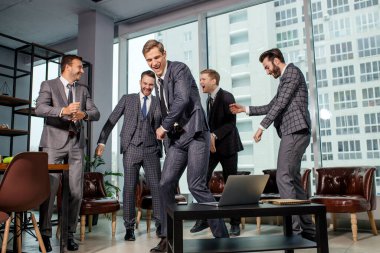 dans eden iş adamları