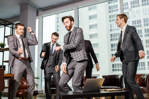 Equipe de negócios dança feliz — Fotografia de Stock