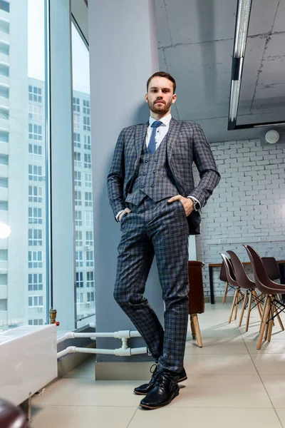 Портрет молодого кавказького бізнесмена в офісі — стокове фото