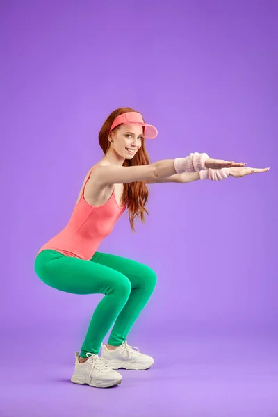 Вид сбоку активной рыжеволосой фитнес-девушки в стиле 80-х — стоковое фото