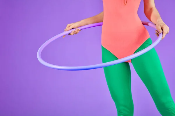 Half view of unrecognizable fitness woman standing and holding hula hoop — Stock Photo, Image