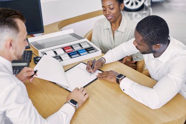 Araba galerisinde müşteri imzalama sözleşmesi.