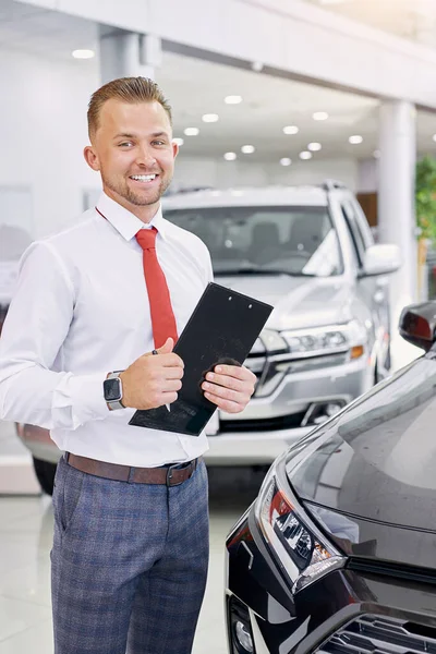 Confiado distribuidor de coches sonrientes en el trabajo —  Fotos de Stock