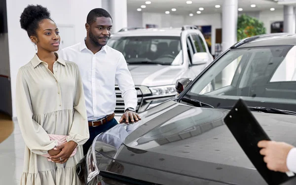 Afrikanisch-amerikanisches Ehepaar kam, um sich Auto für zukünftigen Kauf anzusehen — Stockfoto