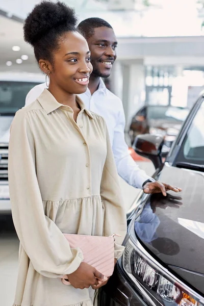 Beautiful black couple attentively listen to consultant in dealership — Stock Photo, Image